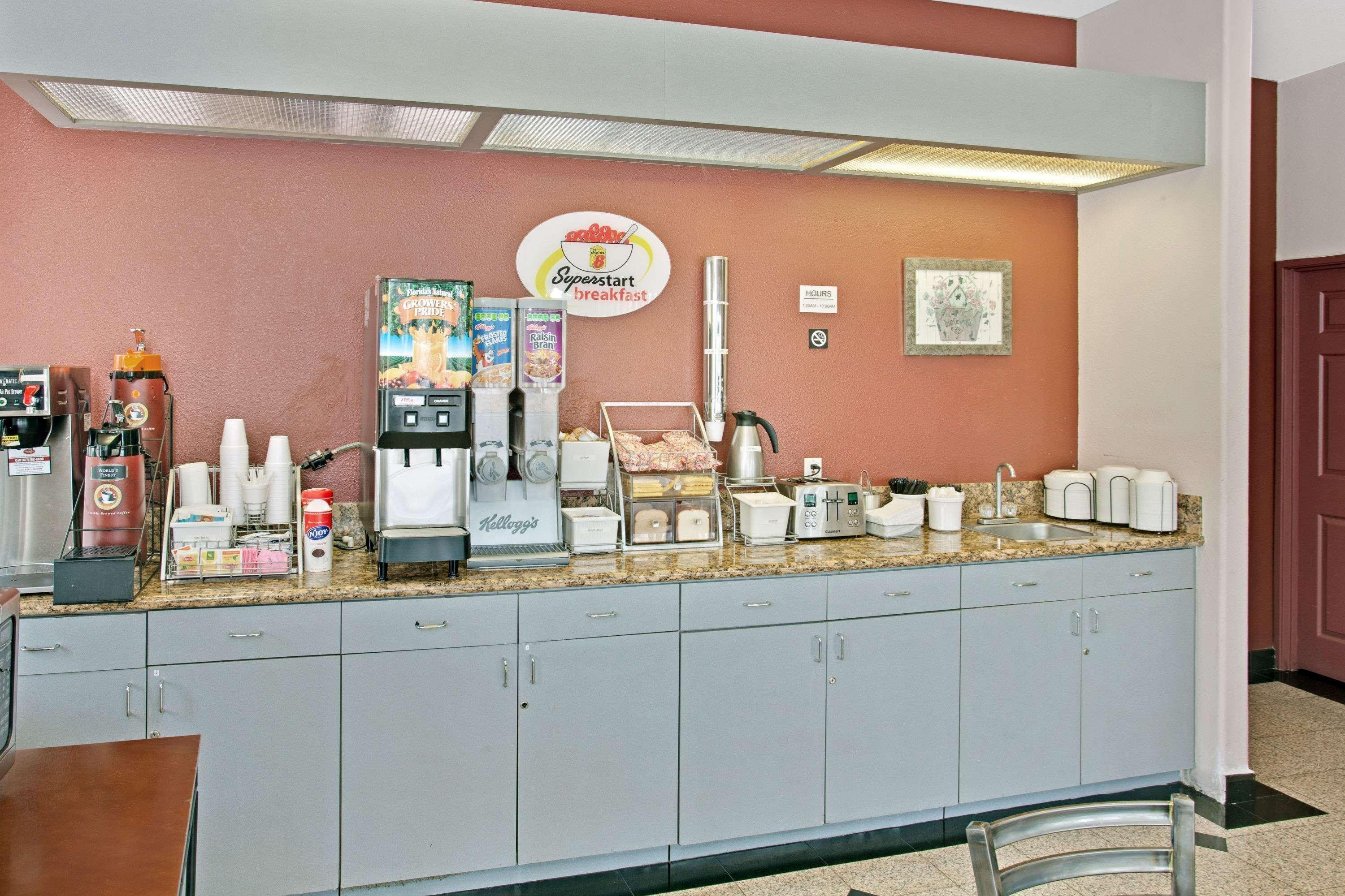 במוטל לוס אנג'לס Super 8 By Wyndham Hollywood/La Area מראה חיצוני תמונה