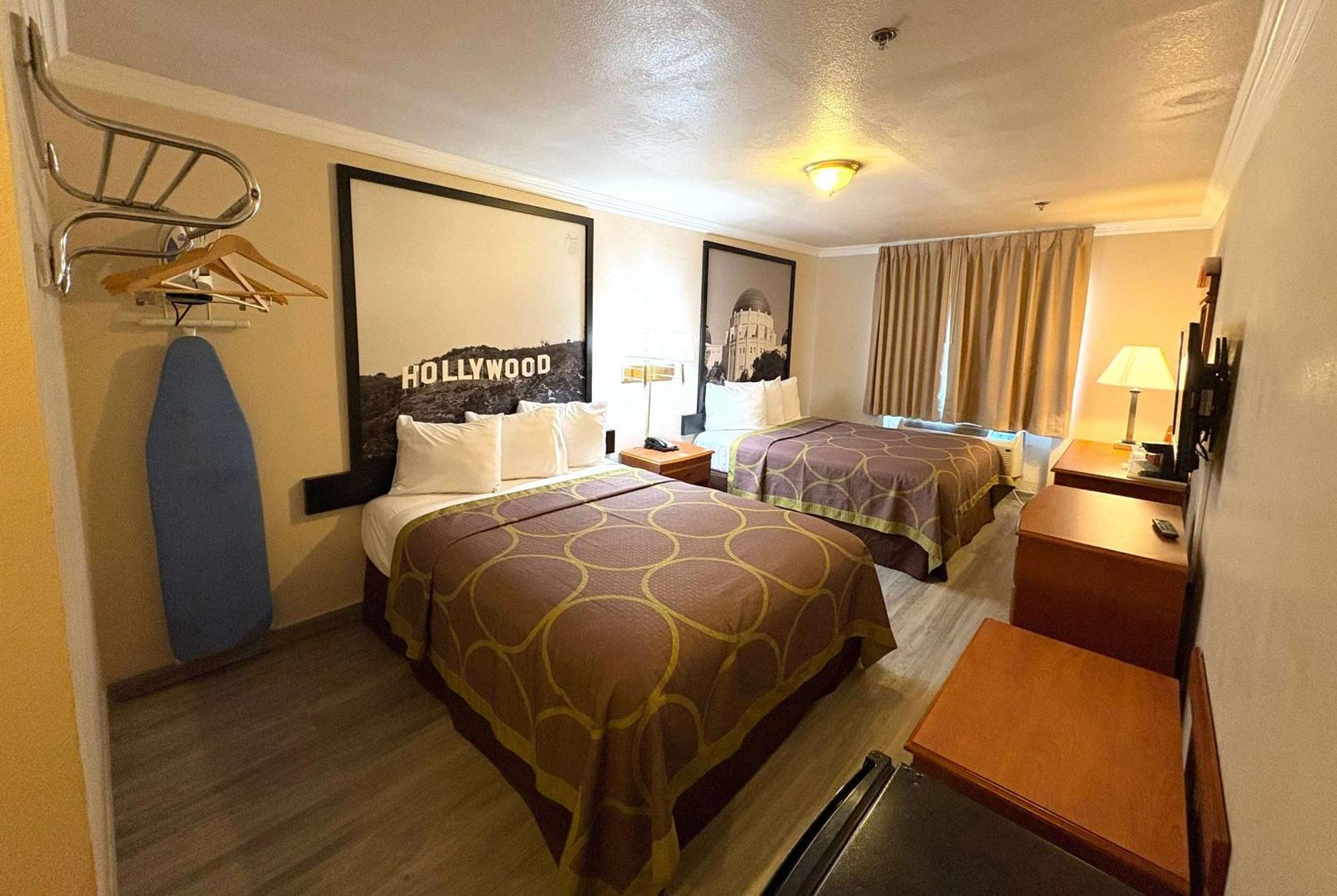 במוטל לוס אנג'לס Super 8 By Wyndham Hollywood/La Area מראה חיצוני תמונה